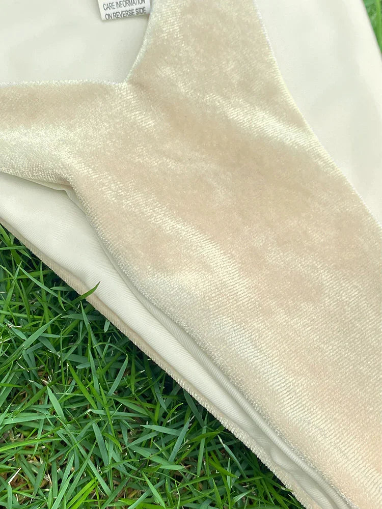 Micro bikini string trois pièces avec mini-jupe à anneaux Solia - GUAPPAA