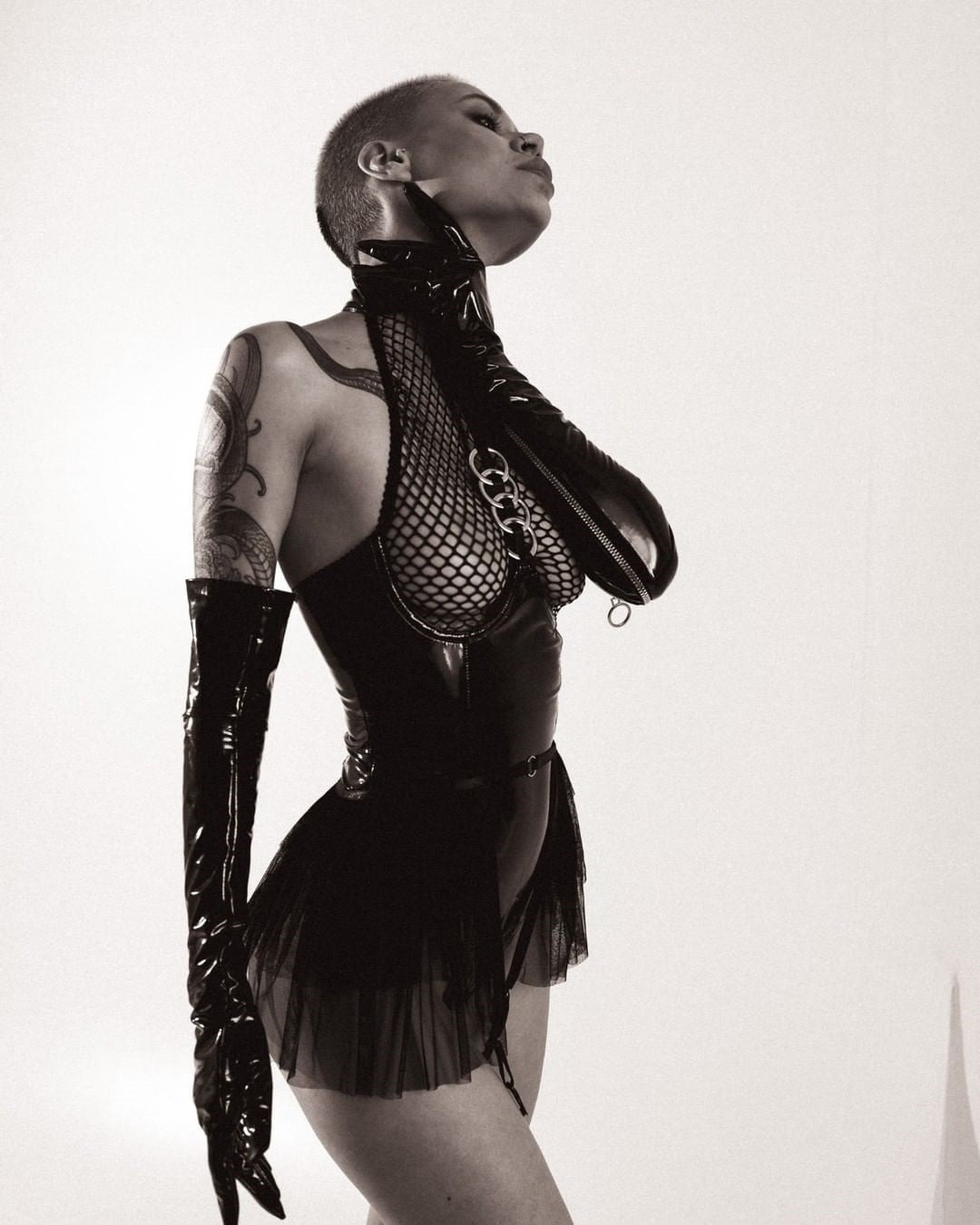Body string latex seins nus résille à tirette et anneaux jupette frou-frou Hello Paris - GUAPPAA