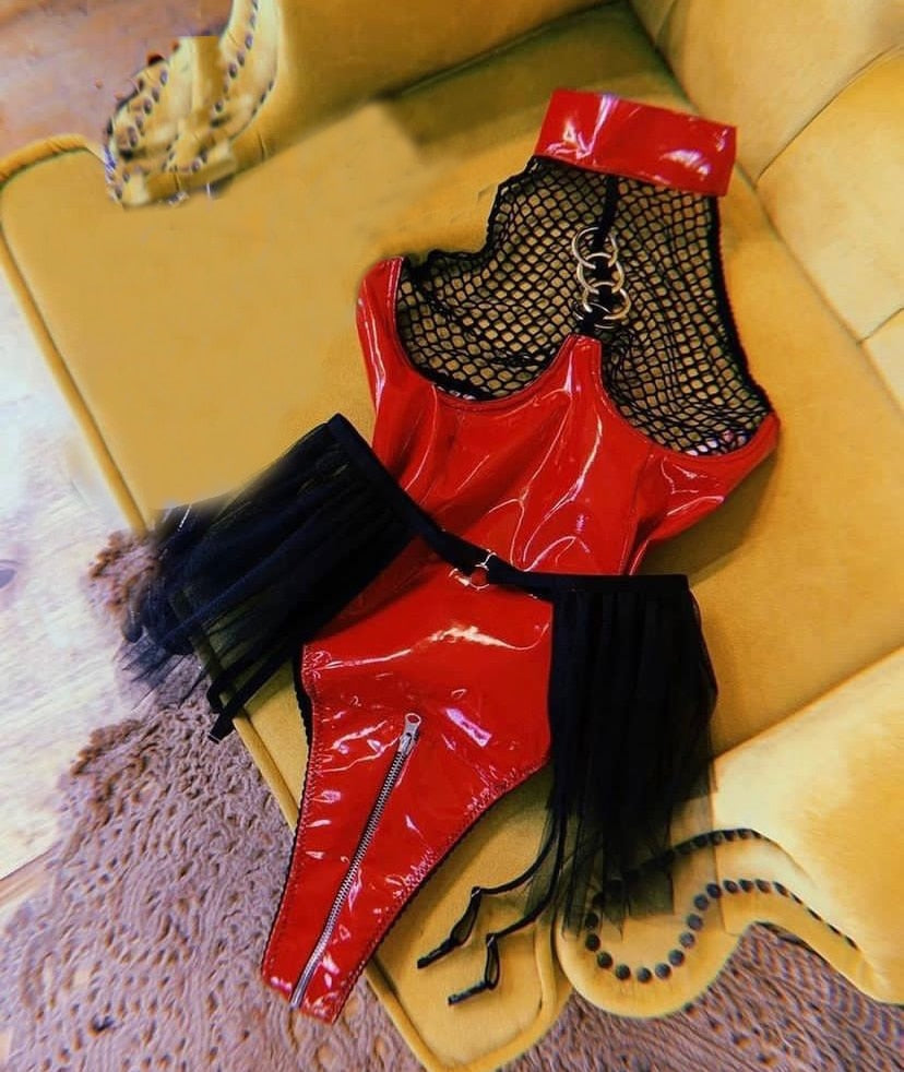 Body string latex seins nus résille à tirette et anneaux jupette frou-frou Hello Paris - GUAPPAA