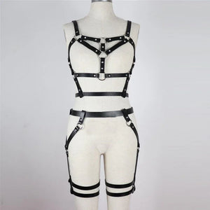 Harnais femme noir en simili cuir, accessoire de mode tendance GUAPPAA sur mannequin