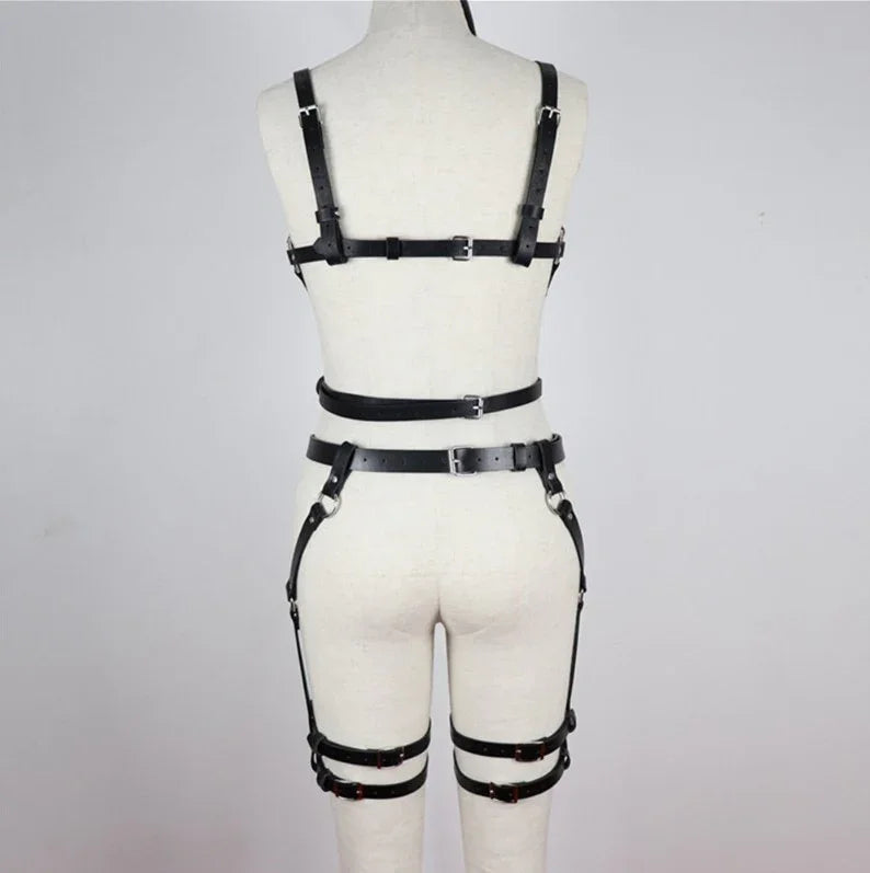 Harnais femme noir ajustable en simili cuir sur mannequin, accessoire mode GUAPPAA