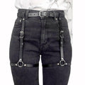 Harnais femme noir en cuir porté sur jean, accessoire de mode GUAPPAA