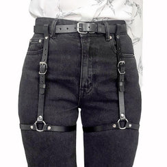 Harnais femme noir en cuir porté sur jean, accessoire de mode GUAPPAA