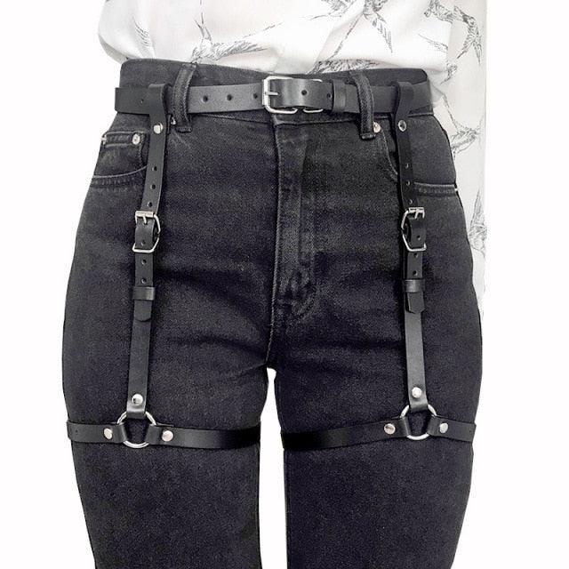 Harnais femme noir en cuir porté sur jean, accessoire de mode GUAPPAA