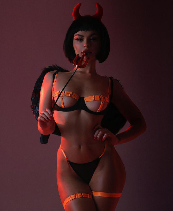 Ensemble lingerie luxe érotique à bandes cinq pièces ouvert sexy orange et noir Elle Diablo