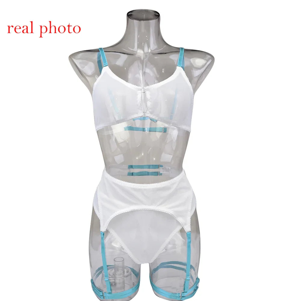 Lingerie femme blanche à bretelles bleues sur mannequin, ensemble GUAPPAA tendance