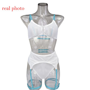 Lingerie femme blanche à bretelles bleues sur mannequin, ensemble GUAPPAA tendance