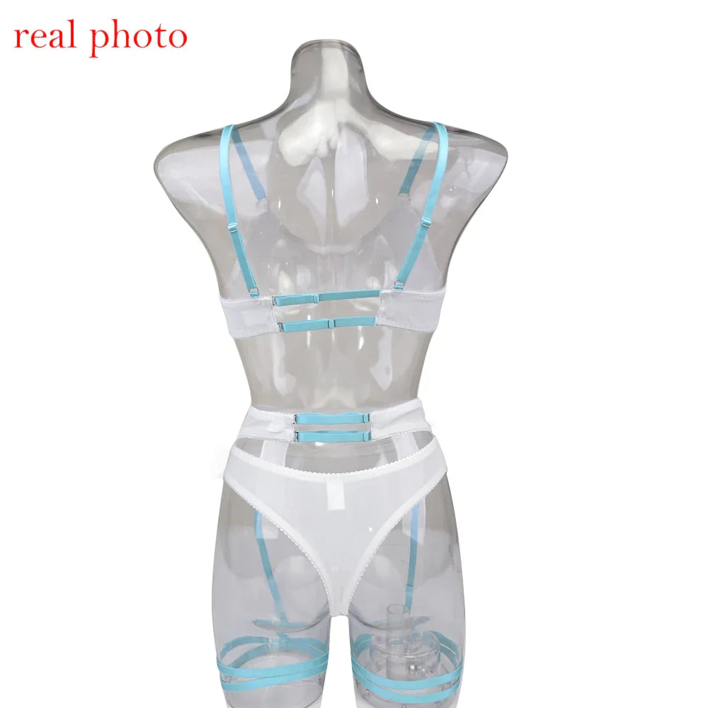 Lingerie blanche femme avec bretelles bleues sur mannequin transparent, collection GUAPPAA