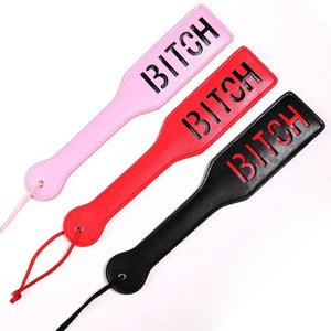 Trois accessoires paddle cuir femme, rose, rouge et noir, inscription originale, harnais GUAPPAA